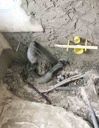 Installazione nuova cassetta di scarico e collegamento nuove tubazioni del bagno - Ristrutturazione interna