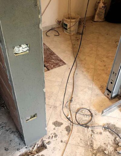 Applicazione di intonaco su nuovi divisori interni - Ristrutturazione interna