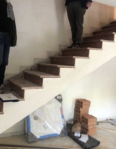 Taglio rivestimento in marmo della scala per futuro nuovo restyling - Ristrutturazione interna