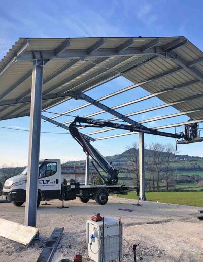 Montaggio di nuovo manto di copertura in lamiera grecata su nuova struttura in acciaio - Nuova Costruzione