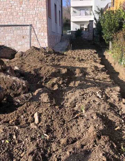 Scavo su terreno per poter preparare le fondazioni della nuova mura - San Severino